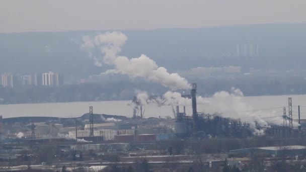 Video van rook stapels over de stad Hamilton. Hamilton staat bekend om zijn industrie. — Stockvideo