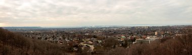 Hamilton Ontario 'nun ufuk çizgisi şeytanın punç kasesinden. Panoramik biçim.