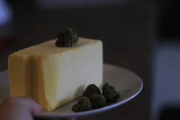 Cannabutter Prozess Der Herstellung Knospen Marihuana Vor Einem Butterbrot — Stockfoto