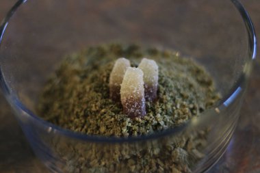 Bir kutu kenevirin içindeki sakızlar. Marihuana yenilebilir teması.
