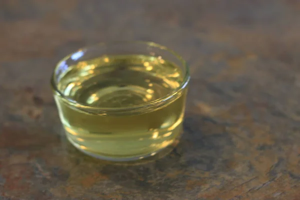 Isoliertes Foto Eines Glasbehälters Mit Olivenöl — Stockfoto