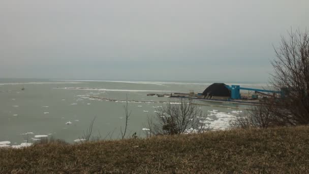 Goderich, Ontario, Kanada Mars, 7,2020 solnedgång på Goderich strand med träd och barn reglaget på framsidan och solnedgång med moln på himlen — Stockvideo