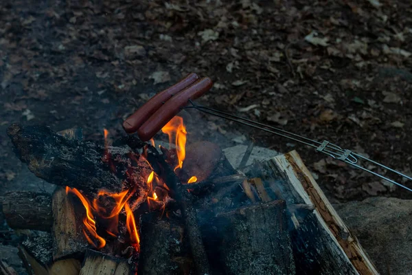 Φτιάχνοντας Και Μαγειρεύοντας Λουκάνικα Χοτ Ντογκ Πάνω Από Φωτιά Ψήνουμε — Φωτογραφία Αρχείου