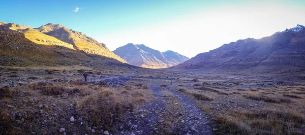 Vallée de l'Himalaya avec rivière — Photo