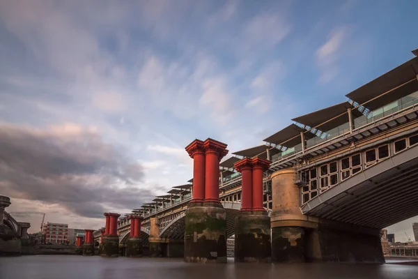 Düşük tide Blackfriars Köprüsü