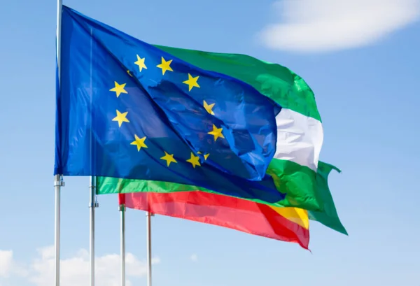 Andalusia ve İspanyol bayrağı ile AB bayrağı
