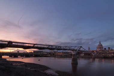 Geceleri Millennium Köprüsü