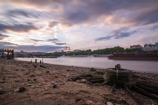 Thames kıyısındaki gün batımında
