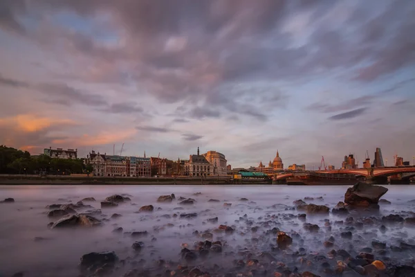 Linii brzegowej Thames o zachodzie słońca — Zdjęcie stockowe