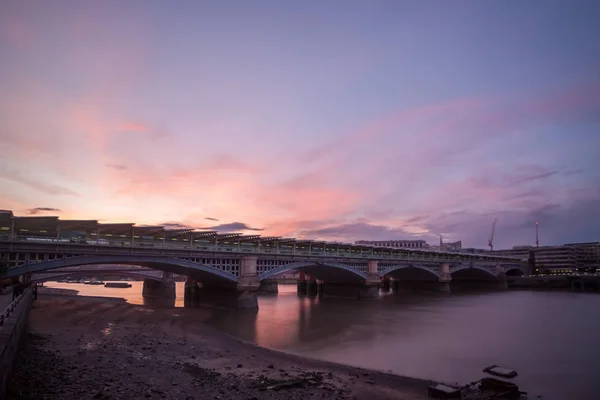 Gün batımında Blackfriars köprüden