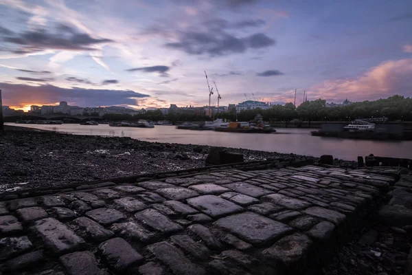 Thames kıyısındaki gün batımında
