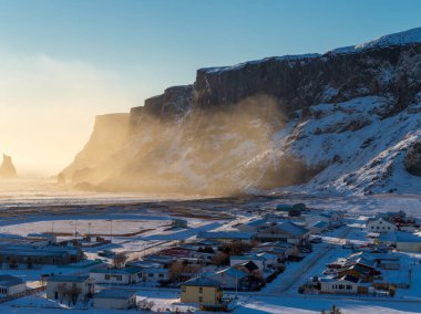 Vik kasaba puslu kayalıklarla