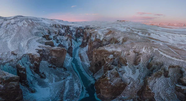 Fjaðrárgljúfur 峡谷冰岛空中全景在冬天 — 图库照片