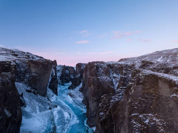 Nehri ile Fjaðrárgljúfur Kanyon İzlanda hava günbatımı