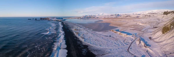 Reynisfjara czarnej piaszczystej plaży antenowe Panorama — Zdjęcie stockowe