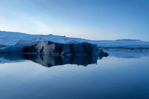 Vatnajokull lagune iceburg noir — Photo
