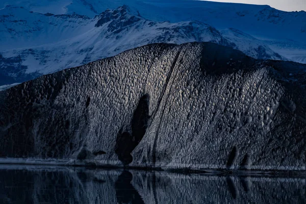 Vatnajokull lagon iceburg noir avec réflexion — Photo