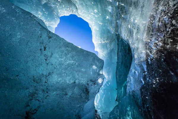 Ledovcové ledová jeskyně icelnd pohled na nebe — Stock fotografie