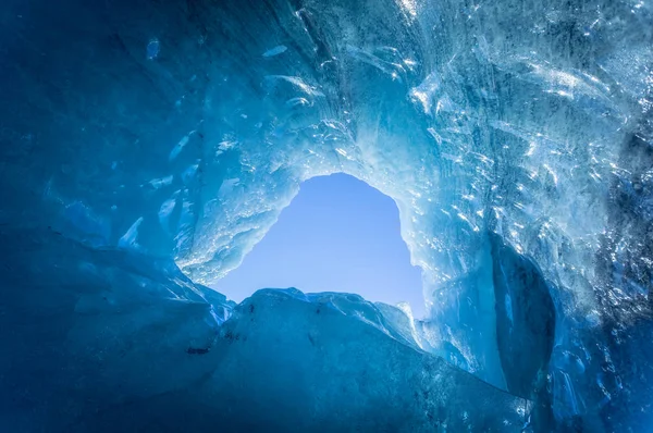 冰川冰洞穴 icelnd 看天空 — 图库照片