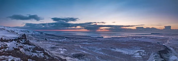 Panorama aéreo de montanhas e praias ao nascer do sol no sul — Fotografia de Stock