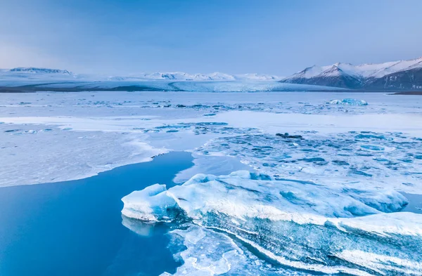 Laguna de Vatnajokull iceburg con moutains y glaciar en backgro —  Fotos de Stock