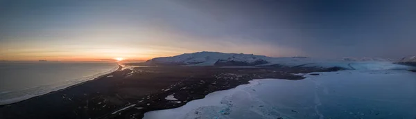 Antennenpanorama bei Sonnenuntergang an der Gletscherlagune von Vatnajokull — Stockfoto