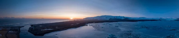 Antennenpanorama bei Sonnenuntergang an der Gletscherlagune von Vatnajokull — Stockfoto
