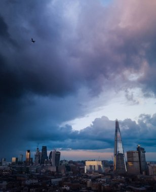 Londra hava Günbatımı ile fırtına cityscape uçak ile