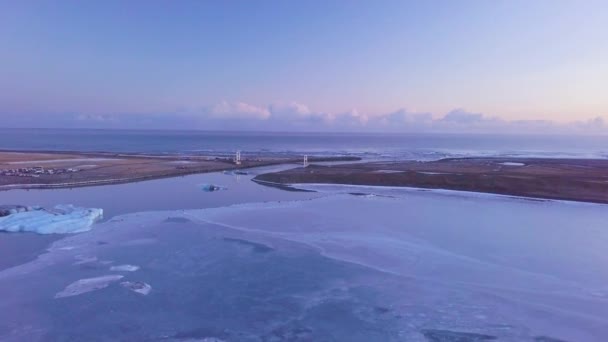 Lagoa Glacial Voo Aéreo Baixo Por Sol Sobre Manto Gelo — Vídeo de Stock