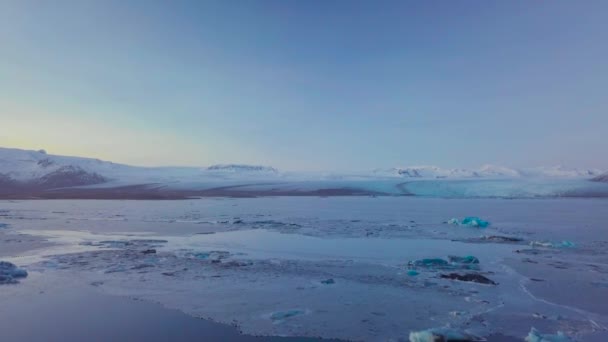 冰川泻湖日落低空中飞行在冰板往冰川 — 图库视频影像