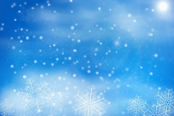 Kış mavi gökyüzü ile yağan kar, kar tanesi. 