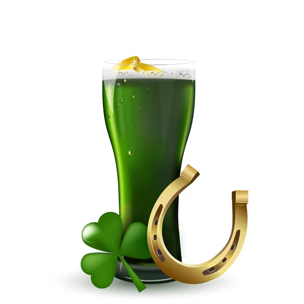 Feriados, celebração e st patricks conceito dia - vidro de cerveja verde com espuma, garrafa verde, ferradura e moedas de ouro e cartão de baralho 7 na mesa . —  Vetores de Stock