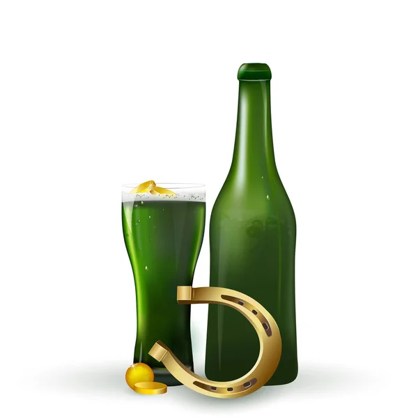 Vacances, célébration et st patricks concept de jour - verre de bière verte avec mousse, bouteille verte, fer à cheval et pièces d'or et carte à jouer 7 sur la table . — Image vectorielle