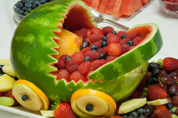 Cesta de frutas de sandía — Foto de Stock