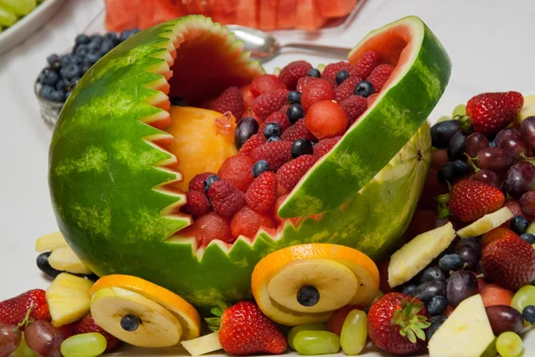 西瓜水果的篮 — 图库照片