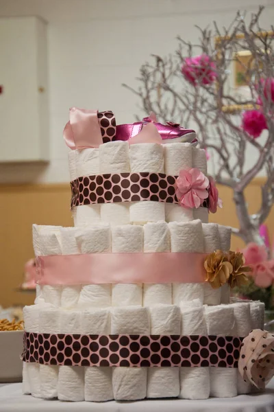 Kuchen aus Windeln auf weiß — Stockfoto