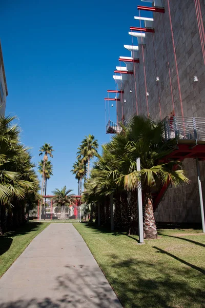 Stores de fenêtres à l'extérieur du bâtiment moderne — Photo