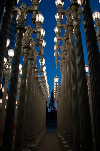 Luz de calle en el fondo del cielo blanco —  Fotos de Stock