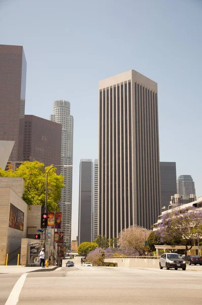 Skyscraper in the middle of the city — Stock Photo, Image