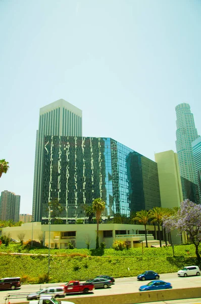 Skyscraper in the middle of the city — Stock Photo, Image