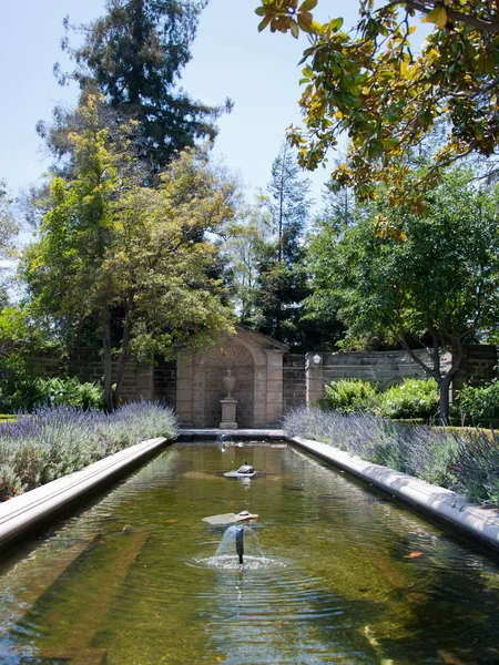 Jardim com lagoa — Fotografia de Stock