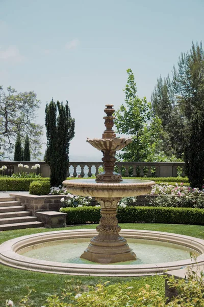 Květinové záhony a fontány v jednom parku — Stock fotografie