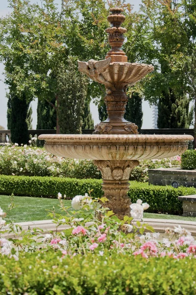 Bloemperken en fontein in één van het park — Stockfoto