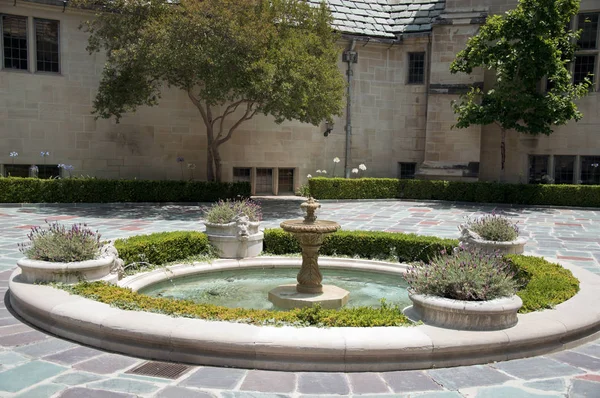 Casa de piedra con hermoso jardín soleado — Foto de Stock