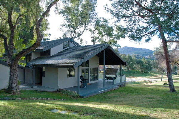 Ev ve Gardenin güneşli gün bulutlu