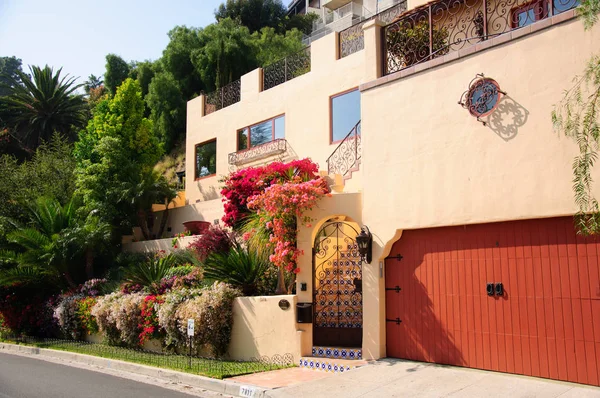 Maison typiquement anglaise avec jardin — Photo