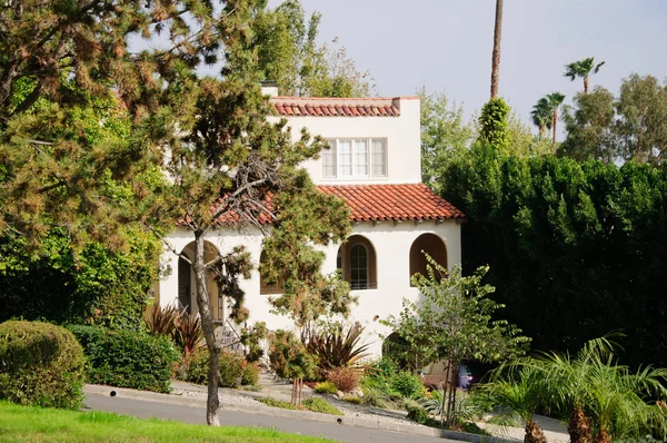 bir bahçe ile tipik İngiliz ev