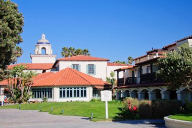 lüks ev mavi gökyüzü ve açık peyzaj üzerinde