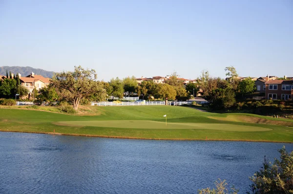 Bunkers de arena en el hermoso campo de golf —  Fotos de Stock