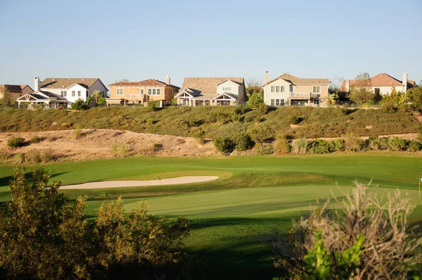 Sandbunker auf dem schönen Golfplatz — Stockfoto